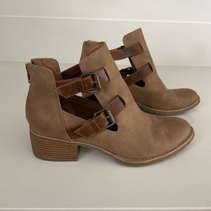 Euro fist by Sofft. Buckled ankle bootie W9